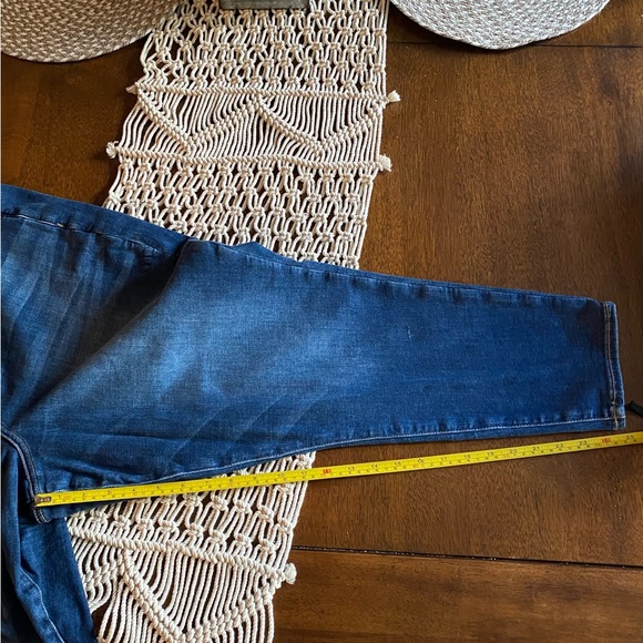 American Eagle Curvy
Hi Rise crop jeans - Picture 3 of 8